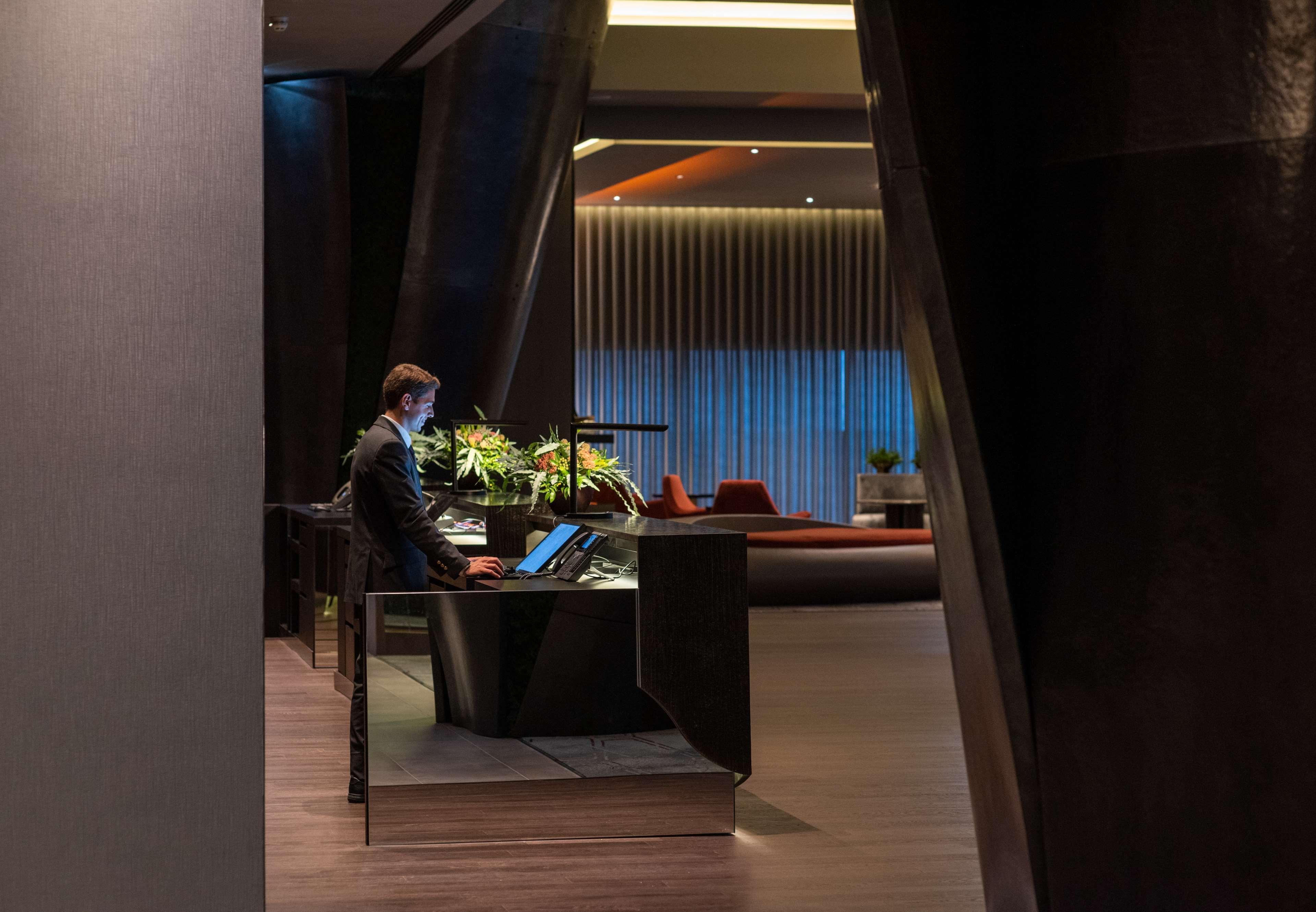 Hilton Porto Gaia Hotel Vila Nova de Gaia Kültér fotó The reception desk at the hotel
