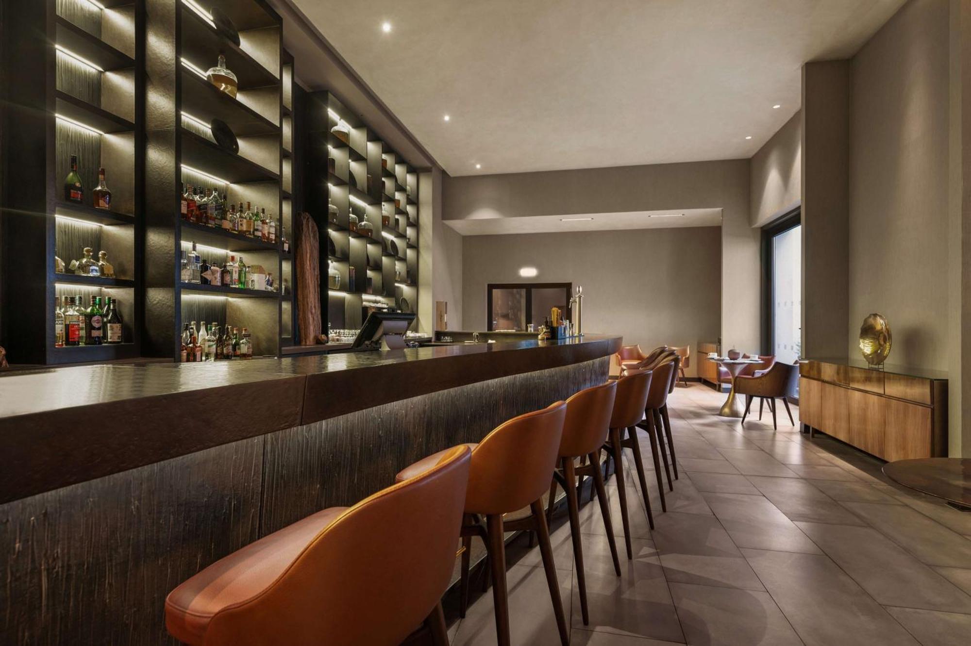Hilton Porto Gaia Hotel Vila Nova de Gaia Kültér fotó The bar at the London Edition